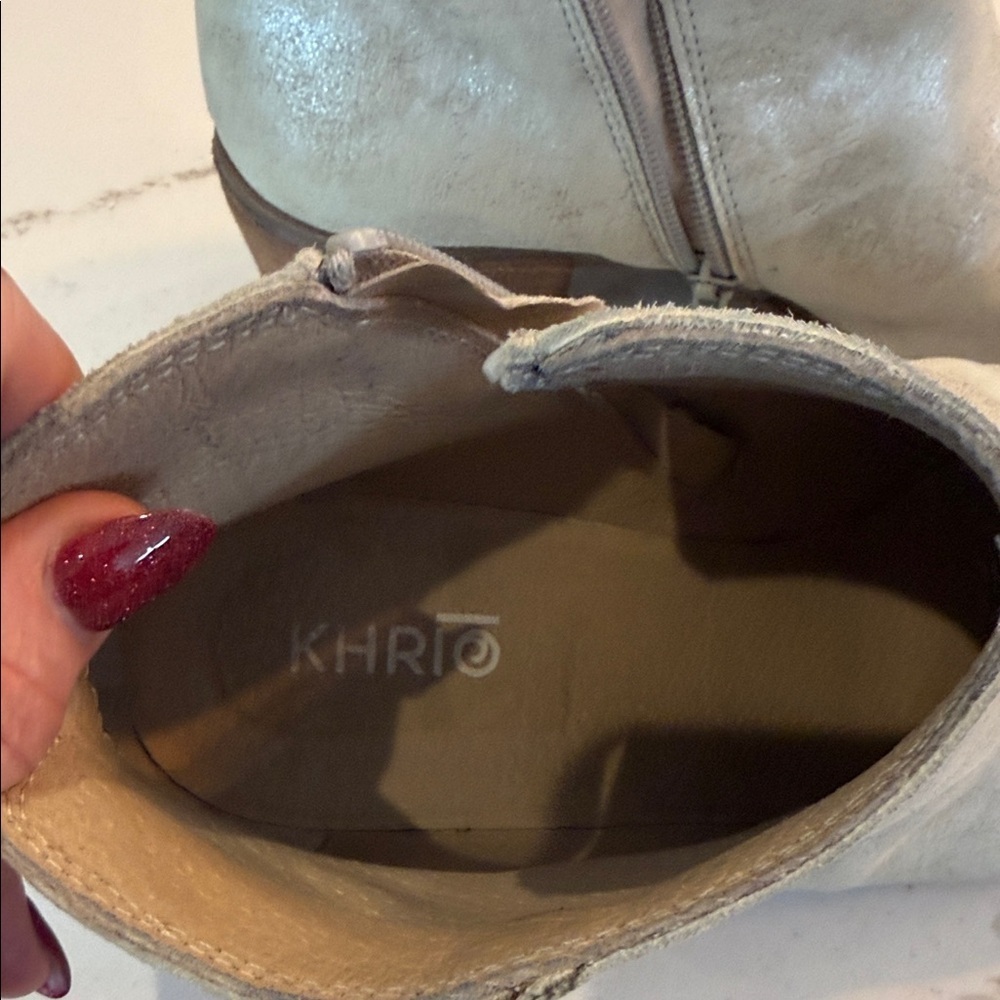 Stylish Women's Ankle Boots in Shimmering Silver - Picture 2 of 3